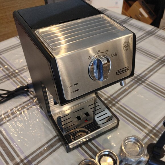 Delonghi 15 Bar Pump Espresso/Cappuccino Coffee Machine - Picture 1 of 7